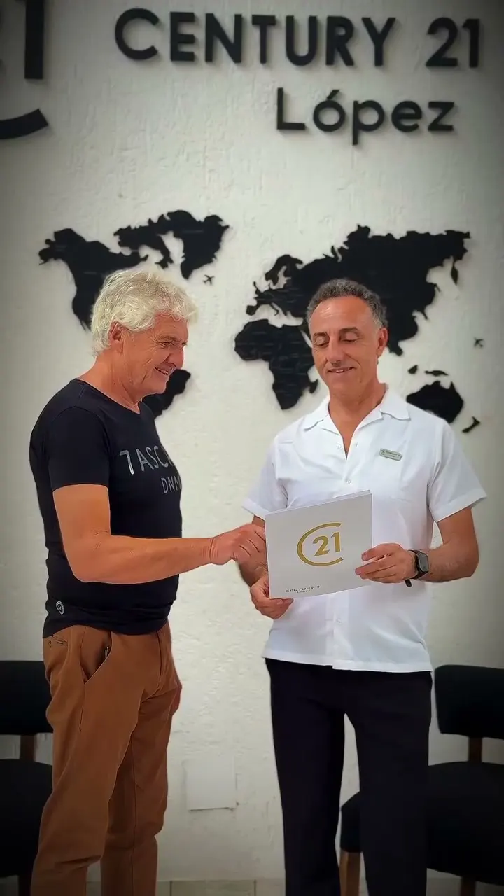Firma en la oficina de Century 21 López