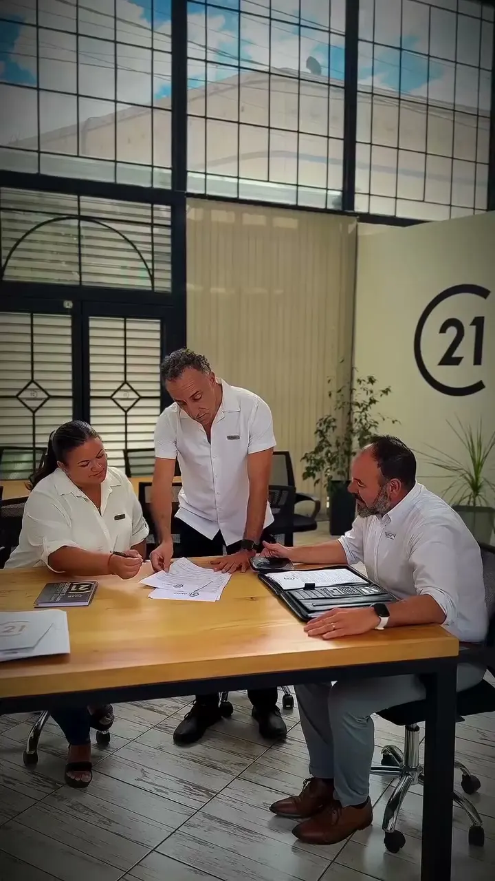 Reunión de firma en Century 21 López