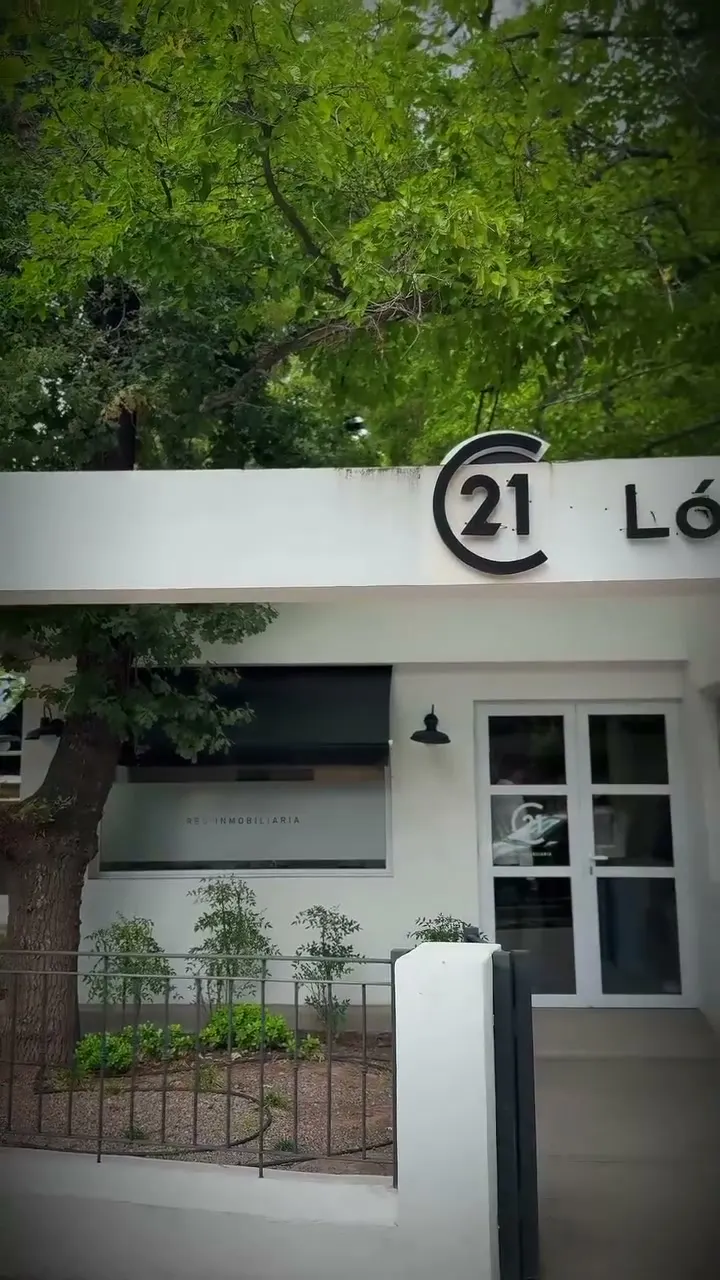 Frente de una sede de Century 21 López