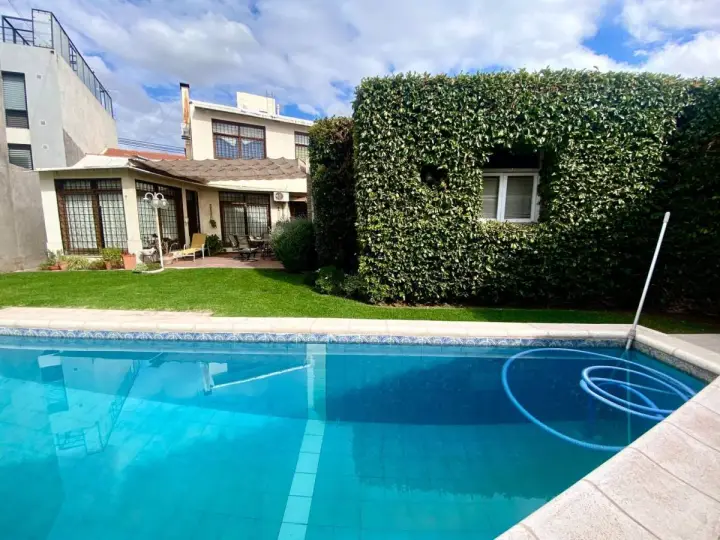 Casa de 4 dormitorios en Godoy Cruz, foto 1