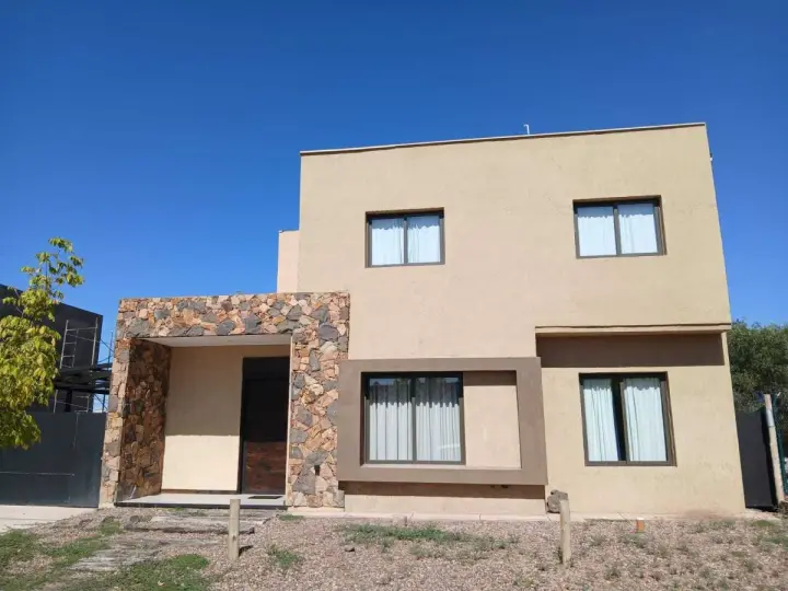 Casa de 4 dormitorios en Luján de Cuyo