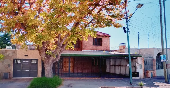 Casa de 4 dormitorios en Godoy Cruz, foto 1