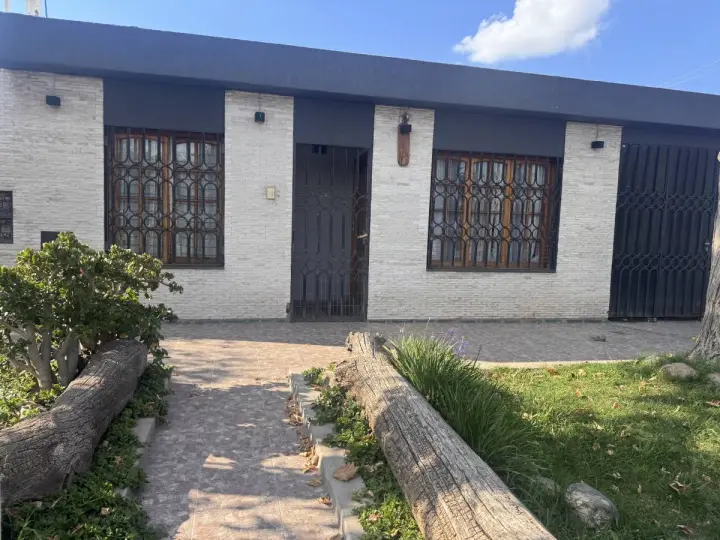 Casa de 3 dormitorios en Luzuriaga, foto 1
