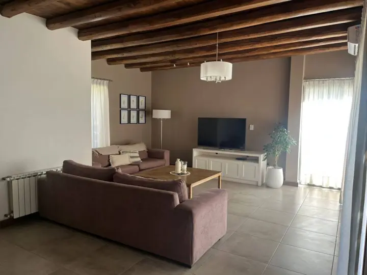 Casa de 4 dormitorios en Luján de Cuyo, foto 1