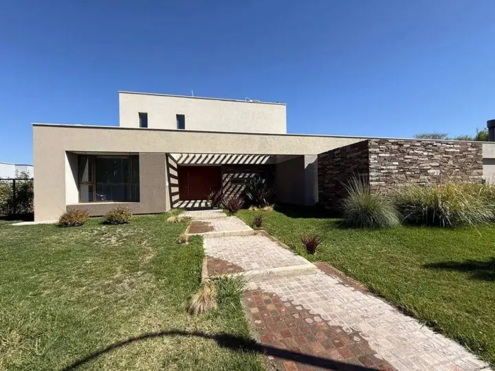 Casa de 5 dormitorios en Luján de Cuyo