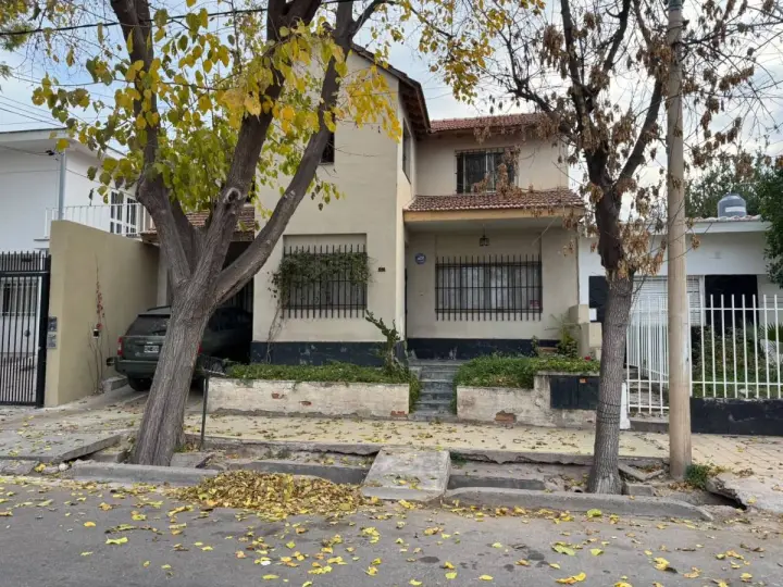 Casa de 5 dormitorios en Godoy Cruz