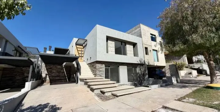 Casa de 3 dormitorios en Barrio Privado Dalvian