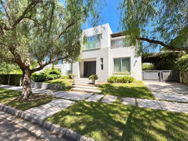 Casa de 4 dormitorios en Barrio Privado Dalvian
