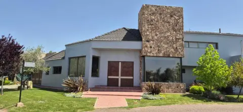 Casa de 4 dormitorios en Luján de Cuyo