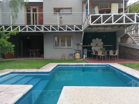 Casa de 5 dormitorios en Chacras de Coria